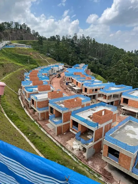Vista aérea de obra de condomínio horizontal executada pela RefazUrb
