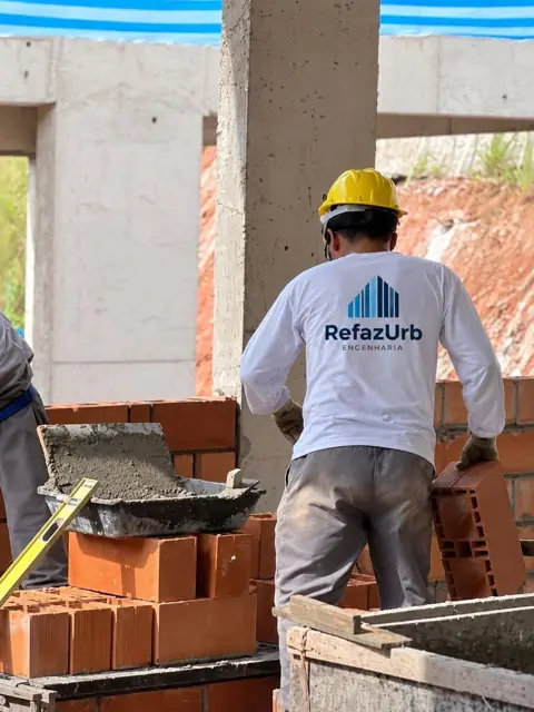 Equipe RefazUrb executando alvenaria estrutural