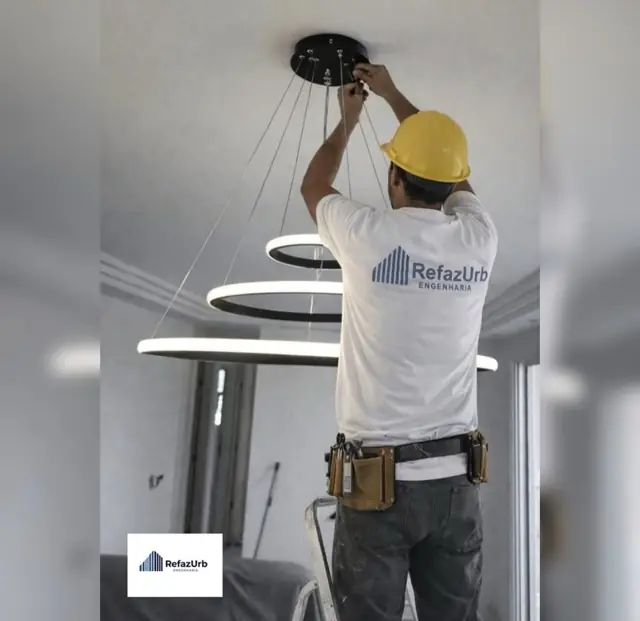 Eletricista da RefazUrb instalando luminária