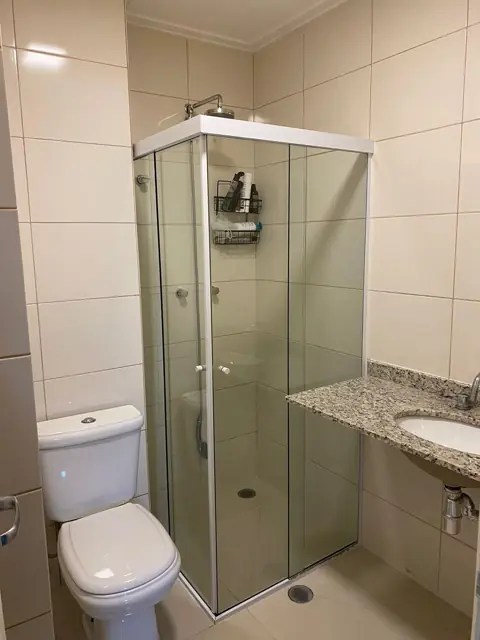 Banheiro reformado com bancada de granito